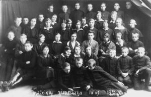 Mazeikiu gimnazija.IVkl. 1926.MKE.jpg